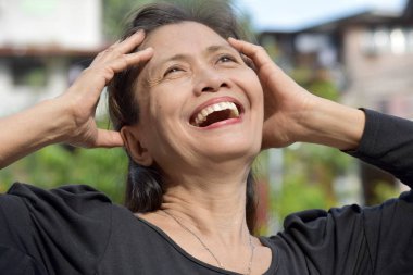 Emekli Asyalı Kadın Kıdemli Ve Mutluluk