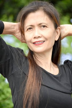 Bir Filipinli Yaşlı Kadın Rahatlıyor