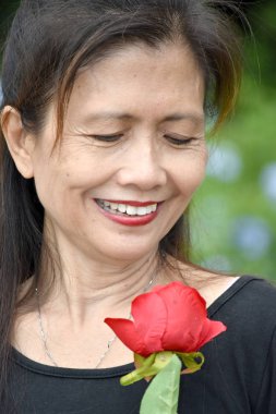 Gülen Çeşitli Kadın Güllerle Yaşlanıyor