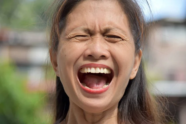 Старша різноманітна жінка старший Shouting — стокове фото