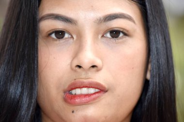 Sırıtan Çekici Bir Kadın