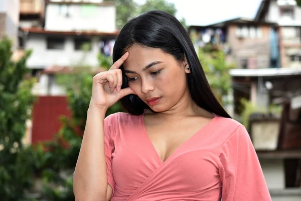 Endişe verici bir kadın kadın