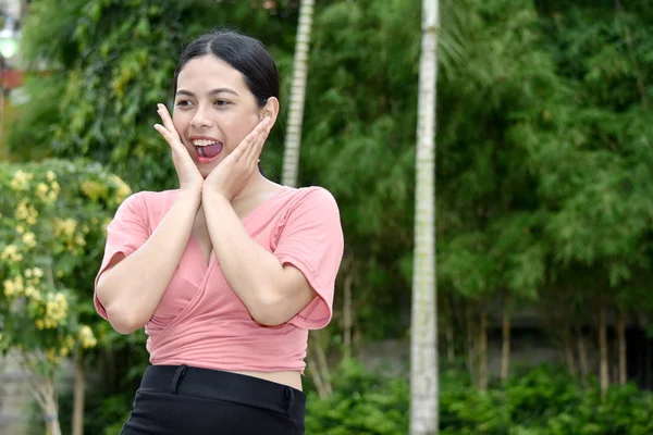 Una mujer joven y diversa sorprendida — Foto de Stock