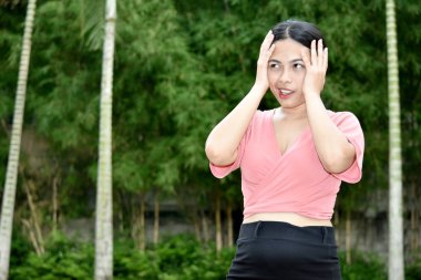 Stres Altında Asyalı Bir Kadın