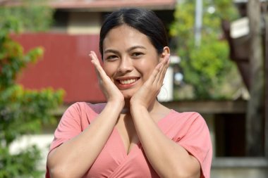 Bir Sürpriz Genç Asyalı Kadın