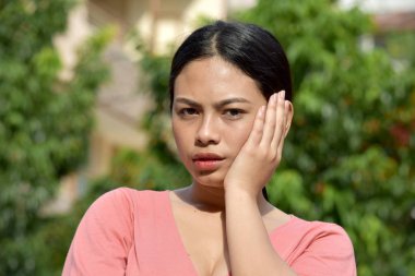 Bir Contemplative Genç Çeşitli Kadın