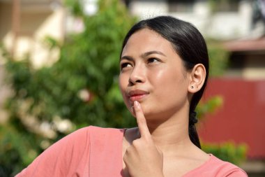 Bir Genç Asyalı Kadın Karar Verme