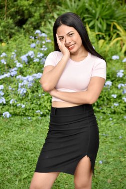 Utangaç Güzel Kadın