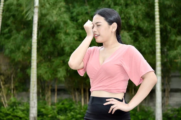 Endişeli Bir Asyalı Yetişkin Kadın