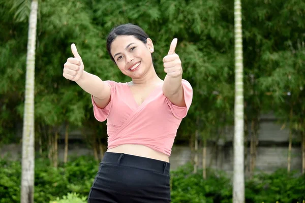 Aantrekkelijke Filipina vrouw met duimen omhoog — Stockfoto
