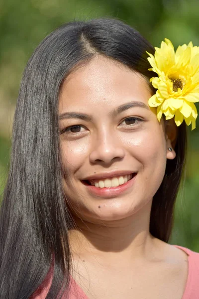 Una donna sorridente minoranza con fiori — Foto Stock