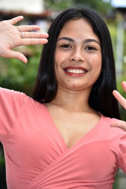 Güzel Bir Kadın Eğleniyor