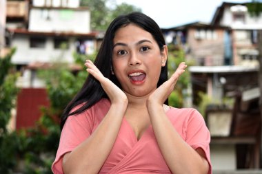 Bir Sürpriz Genç Asyalı Kadın