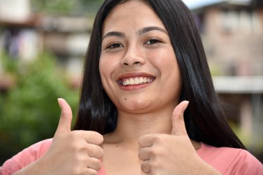 A Proud Beautiful Azınlık Yetişkin Kadın