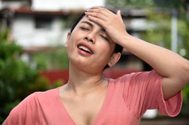 Baş ağrısı olan bir dişi