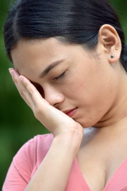 Bir Uykulu Çekici Filipinli Kadın Kadın