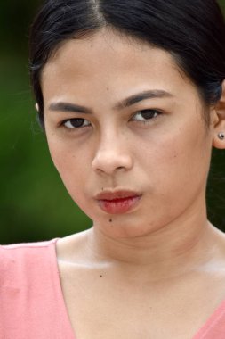 Ciddi bir kadın kadın