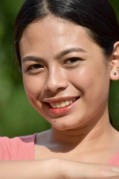 Seorang wanita muda Filipina tersenyum — Stok Foto