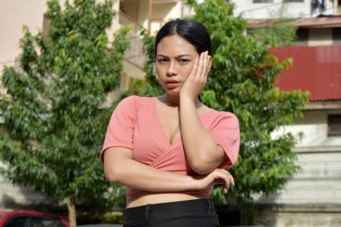 Bir Düşünceli Genç Azınlık Kadın