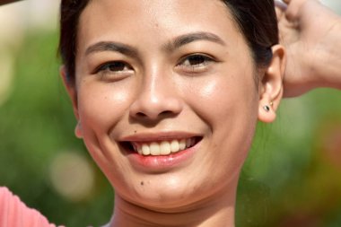 Gülümseyen bir Filipina erkek