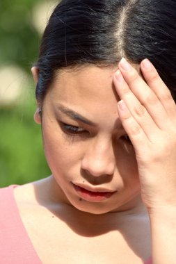 Ateşi Olan Genç Bir Kadın