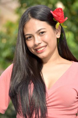 Güllerle Bir Kadın Ve Mutluluk