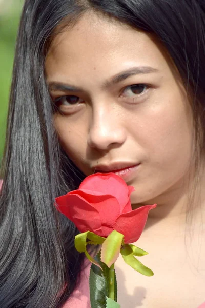 A Rose ile Unemotional Yetişkin Kadın