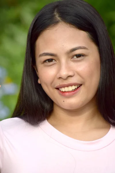 Μια όμορφη Φιλιππινέζα γυναίκα χαμογελώντας — Φωτογραφία Αρχείου