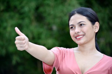 Başparmak yukarıya ile güzel farklı erkek