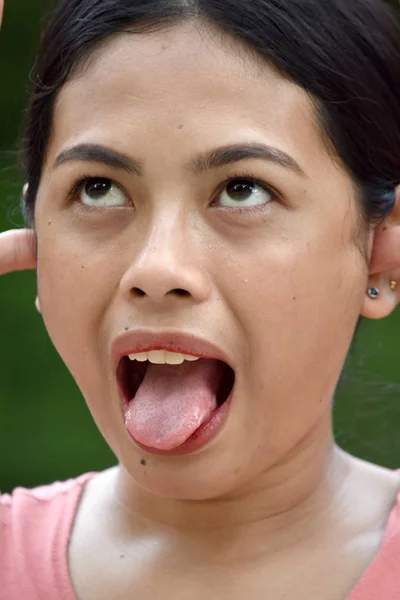 Bela filipina mulher fazendo caras engraçadas — Fotografia de Stock