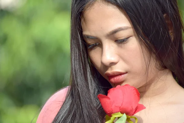 Smutna atrakcyjna zróżnicowana kobieta z różą — Zdjęcie stockowe