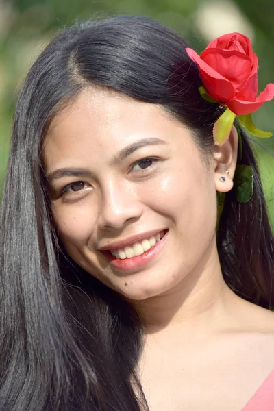 Çiçekleri ile gülümseyen genç kadın