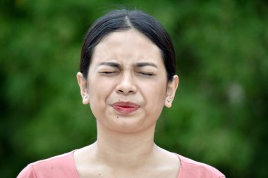 Stresli bir Asyalı Genç Kadın