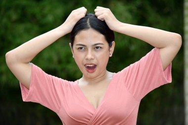 Stres Altında Genç Filipinli Kadın