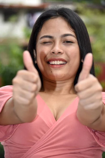 Una mujer y la felicidad — Foto de Stock