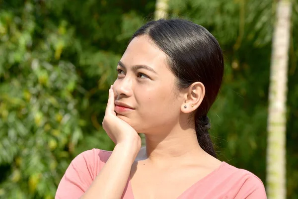 사색 예쁜 필리핀 사람 — 스톡 사진
