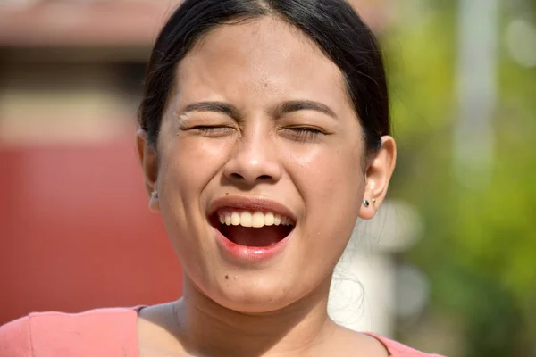 目を閉じた若いフィリピン人女性 — ストック写真