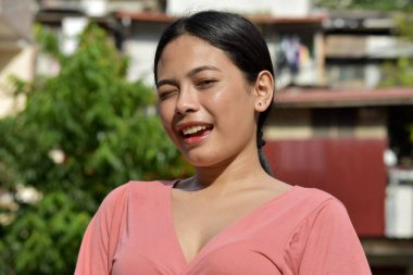 Genç bir kadın göz kırpıyor