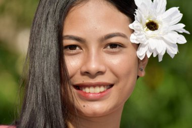 Çiçek ile Gülümseyen Genç Asyalı Kadın