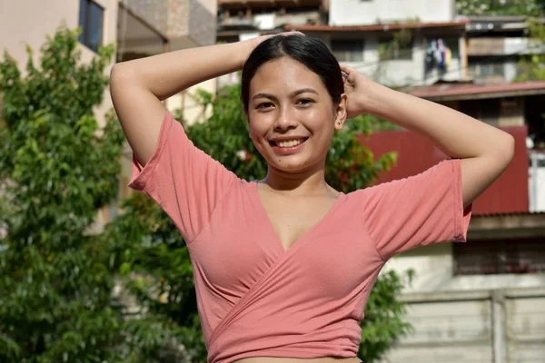Una bella donna adulta filippina felice — Foto Stock