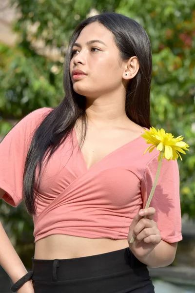 Nemyslná krásná Filipina dospělá žena s sedmikráskou — Stock fotografie