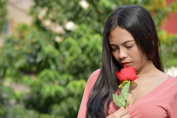 Malheureux belle Philippine adulte femelle avec des fleurs — Photo