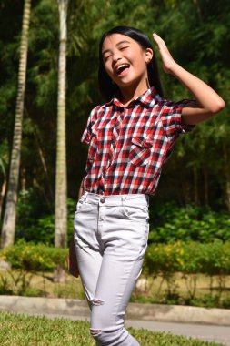 Genç bir dişi gülüyor