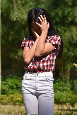 Endişeli bir Filipina kişi