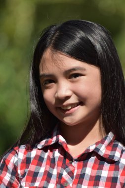 Bir Petite Kız Çocuk Gülümseyen