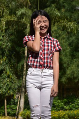 Bir Filipinli Kadın Ve Kahkaha