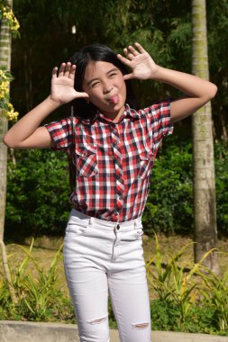 Komik yüzler yapan bir çocuk.