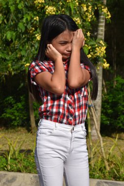 Bir Genç Filipinli Ergen Ve Anksiyete