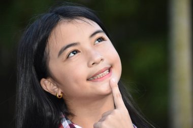 Düşünceli Genç Filipinli Çocuk