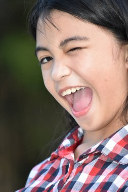 Bir Filipinli Kız Winking